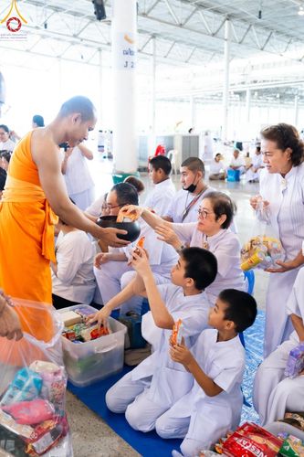 ภาพ No.139127:พิธีตักบาตร , พิธีบูชาข้าวพระ ณ ห้องแก้วสารพัด 1 สภาธรรมกายสากล วัดพระธรรมกาย วันอาทิตย์ต้นเดือนที่ 2 มิถุนายน พ.ศ. 2567