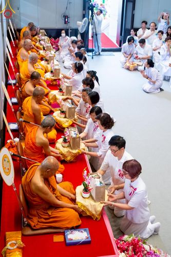 ภาพ No.214833:พิธีต้อนรับสัญญาบัตร พัดยศ พระราชวิเทศวชิรเวที (บัณฑิต วรปญฺโญ) เจ้าอาวาสวัดพระธรรมกายสกอตแลนด์ สหราชอาณาจักร ผู้ช่วยเจ้าอาวาสวัดพระธรรมกาย ณ อุโบสถพระไตรปิฏก วัดพระธรรมกาย