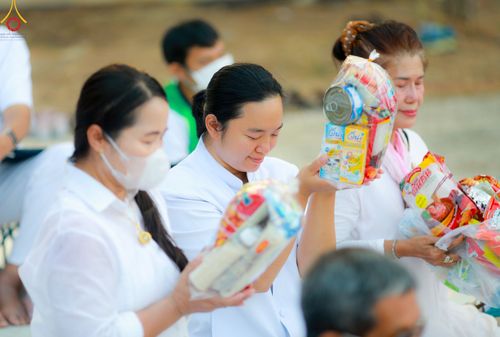 ภาพ No.110306:พิธีตักบาตรพระธรรมยาตราฯ ในโครงการธรรมยาตรากตัญญูบูชา มหาปูชนียาจารย์ พระมงคลเทพมุนี(สด จนฺทสโร) พระผู้ปราบมาร ปีที่ 12 ณ อนุสรณ์สถานลำดับที่ 2 สถานที่ตั้งมโนปณิธานบวชตลอดชีวิต อนุสรณ์สถานบางนางแท่น จ.นครปฐม วันที่ 11 มกราคม พ.ศ. 2567