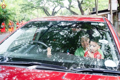 ภาพ No.140746:PhotoStory มหาศรัทธา ธรรมยาตราศรีลังกา EP.4 โครงการสยาม-ลังกา ธรรมยาตรา ฉลองเทศกาลวิสาขบูชาแห่งชาติ ศรีลังกา  บูชาธรรม 80 ปีหลวงพ่อธัมมชโย เส้นทางจาก เมืองดัมบูลลา ไปยัง เมืองมาตะเล  ตั้งแต่วันที่ 17-20 พฤษภาคม พ.ศ. 2567