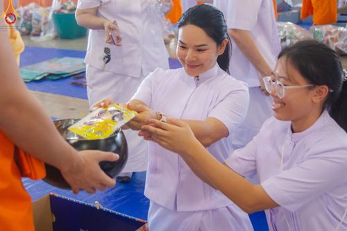 ภาพ No.149966:พิธีตักบาตร , พิธีปฎิบัติธรรม , พิธีถวายภัตตาหารเมนูสวรรค์ ในพรรษาแห่งการเข้าถึงธรรม วันธรรมชัย วันอังคารที่ 27 สิงหาคม พ.ศ.2567 ณ สภาธรรมกายสากล วัดพระธรรมกาย