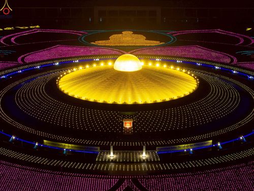 ภาพ No.224024:วันวิสาขบูชา วันอาทิตย์ที่ 11 พฤษภาคม พ.ศ. 2568 พิธีจุดวิสาขประทีป ,  พิธีเวียนประทักษิณรอบพระมหาธรรมกายเจดีย์ , พิธีฉลองชัยสวดมนต์บทธัมมจักกัปปวัตตนสูตร ครบ 7,357,000,000 จบ ณ มหารัตนวิหารคด วัดพระธรรมกาย