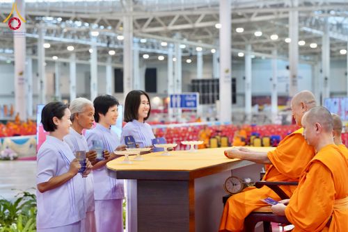 ภาพ No.237502:วันอาทิตย์ที่ 10 สิงหาคม พ.ศ.2568 พิธีมอบใบประกาศเกียรติคุณ โครงการสอบบาลี "ฉลองแชมป์" บูชาธรรม 80 ปี หลวงพ่อธัมมชโย ประจำปี 2568 และ พิธีมอบดวงแก้วสามเณรทรงบาลีไวยากรณ์ ณ สภาธรรมกายสากล วัดพระธรรมกาย ปทุมธานี