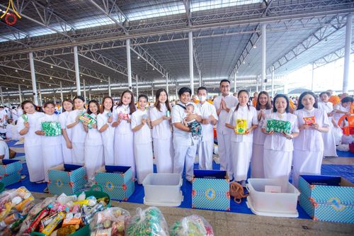 ภาพ No.167554:พิธีตักบาตรและพิธีบูชาข้าวพระ ในวันอาทิตย์ที่ 3 พฤศจิกายน พ.ศ. 2567 ณ วัดพระธรรมกาย