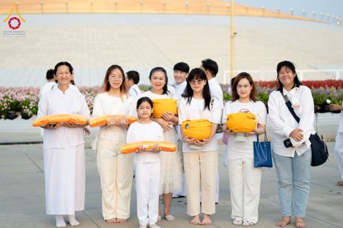 ภาพ No.63202:โครงการอุปสมบทหมู่ บูชาธรรมหลวงพ่อธัมมชโย พ.ศ.2567 ณ ลานธรรม พระมหาธรรมกายเจดีย์ วัดพระธรรมกาย วันที่ 13 เมษายน พ.ศ.2567