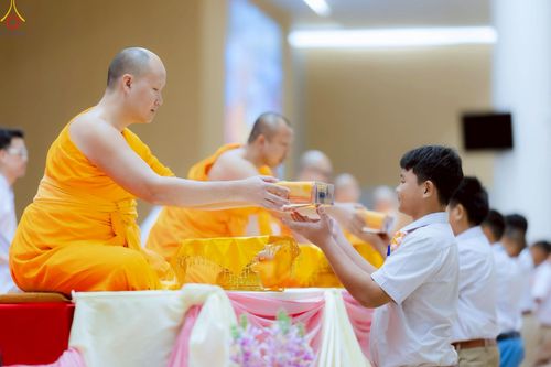 ภาพ No.245979:วันเสาร์ที่ 13 กันยายน พ.ศ. 2568 พิธีมอบผ้าไตรประธานกฐินสัมฤทธิ์เด็กดี V-Star ณ สภาธรรมกายสากล วัดพระธรรมกาย