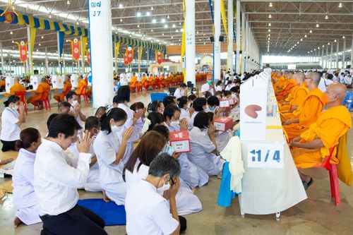 ภาพ No.85425:พิธีถวายมหาสังฆทานคณะสงฆ์ 2000 กว่าวัดทั่วประเทศปีที่ 23, พิธีถวายไทยธรรมคณะสงฆ์ 323 วัด 4 จังหวัดชายแดนภาคใต้, พิธีมอบปัจจัยช่วยเหลือครู 4 จังหวัดชายแดนภาคใต้ ณ สภาธรรมกายสากล วัดพระธรรมกาย ในวันสมาธิโลก อาทิตย์ที่ 6 สิงหาคม พ.ศ. 2566