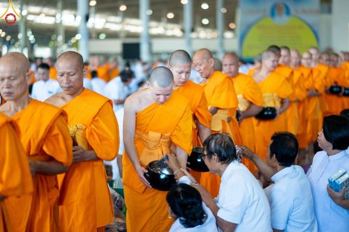 ภาพ No.158991:พิธีตักบาตร ในวันอาทิตย์ต้นเดือน วันที่ 6 ตุลาคม พ.ศ. 2567 ณ สภาธรรมกายสากล วัดพระธรรมกาย