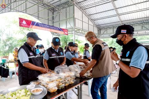 ภาพ No.235460:วันที่ 30-31 กรกฎาคม พ.ศ. 2568 วัดพระธรรมกาย มูลนิธิธรรมกาย ร่วมกับศูนย์ส่งเสริมศีลธรรมจังหวัดสุรินทร์ เปิดศูนย์พักพิงชั่วคราวเพื่อช่วยเหลือประชาชน ผู้อพยพจากเหตุปะทะกันตามแนวชายแดน ไทย-กัมพูชา ตั้งแต่วันที่ 24 กรกฎาคม พ.ศ.2568 เป็นต้นไป