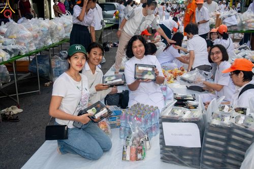 ภาพ No.151693:V.55 ทีมใหญ่ที่หาดใหญ่ เจ้าหน้าที่ทุกสถานะ หลายสัญชาติ ร่วมกันจัดงานตักบาตรที่หาดใหญ่ วันที่ 10-11 สิงหาคม พ.ศ. 2567