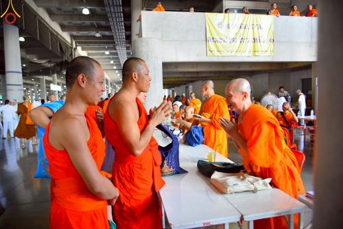ภาพ No.219337:บรรยากาศการเดินทางเข้าวัดพระธรรมกาย , การต้อนรับปฏิสันถาร , การฉันภัตตาหารเช้า , การลงทะเบียนพระสังฆาธิการ  เนื่องในวันคุ้มครองโลก พิธีถวายมหาสังฆทานคณะสงฆ์ 40,000 กว่าวัดทั่วประเทศ ณ วัดพระธรรมกาย