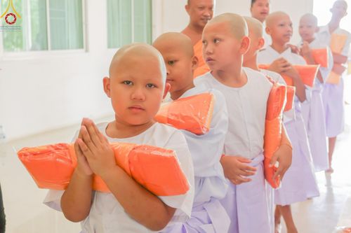 ภาพ No.216249:วันเสาร์ที่ 5 เมษายน พ.ศ. 2568 พิธีตัดปอยผม พิธีขอขมาผู้ปกครอง พิธีขอขมามอบผ้าไตร พิธีบรรพชา พิธีถวายบาตรสามเณร ณ ศูนย์ปฏิบัติธรรมและศูนย์อบรมเยาวชนเพชรบุรี ต.ท่าแลง อ.ท่ายาง จ.เพชรบุรี