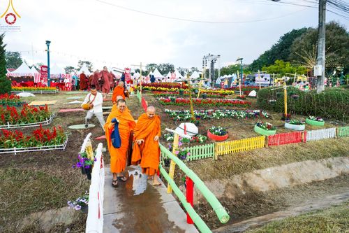 ภาพ No.187211:พิธีตักบาตรพระ ๕๐๐ รูป "สร้างบุญใหญ่ ส่งท้ายปีเก่า ต้อนรับปีใหม่ ๒๕๖๘" วันเสาร์ที่ ๒๘ ธันวาคม พ.ศ. ๒๕๖๗ ณ ถนนหน้าที่ว่าการอำเภอภูเรือ จังหวัดเลย