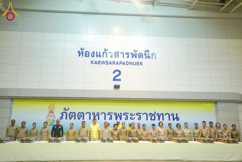 ภาพ No.209015:พระบาทสมเด็จพระเจ้าอยู่หัว ทรงมีพระราชศรัทธาทรงพระกรุณาโปรดเกล้าฯ ให้บำเพ็ญพระราชกุศลถวายภัตตาหารพระราชทาน การสอบบาลีสนามหลวง ณ วัดพระธรรมกาย ย อ.คลองหลวง จ.ปทุมธานี วันที่ 23-24 กุมภาพันธ์ พ.ศ. 2568