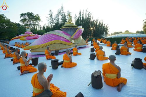 ภาพ No.104454:พระธรรมยาตราร่วมปฏิบัติธรรม และถ่ายภาพหมู่ประวัติศาสตร์ หน้ามหาวิหารพระมงคลเทพมุนี วันที่ 27 ธันวาคม พ.ศ. 2566