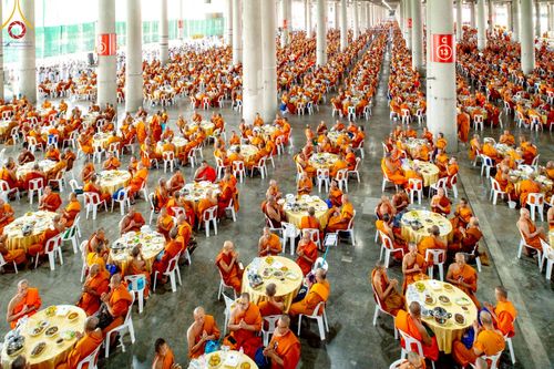 ภาพ No.219466:วันอังคารที่ 22 เมษายน พ.ศ. 2568 พิธีมอบปัจจัยช่วยเหลือครู 4 จังหวัดชายแดนภาคใต้ , พิธีกล่าวคำถวายอุปกรณ์ เพื่อเตรียมการต้อนรับคณะสงฆ์ฯ , พิธีกล่าวคำถวายภัตตาหารเป็นสังฆทาน , คณะสงฆ์ฉันภัตตาหารเพล  เนื่องในวันคุ้มครองโลก พิธีถวายมหาสังฆทานแด่คณะสงฆ์