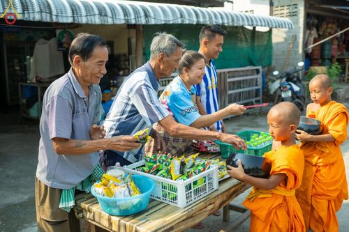 ภาพ No.62313:Photo Story  มหัศจรรย์วัดดงดินแดง Episode 4 กิจกรรมตักบาตรฉลองพระ-เณรกว่า 500 รูป