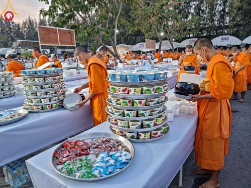 ภาพ No.106750:พิธีถวายภัตตาหารเป็นสังฆทาน แด่คณะพระธรรมยาตราฯ ในโครงการธรรมยาตรากตัญญูบูชา มหาปูชนียาจารย์ พระมงคลเทพมุนี(สด จนฺทสโร) พระผู้ปราบมาร อนุสรณ์สถาน 7 แห่ง ปีที่ 12 วันที่ 6 มกราคม พ.ศ. 2567 ณ อนุสรณ์สถานโลตัสแลนด์ จ.สุพรรณบุรี