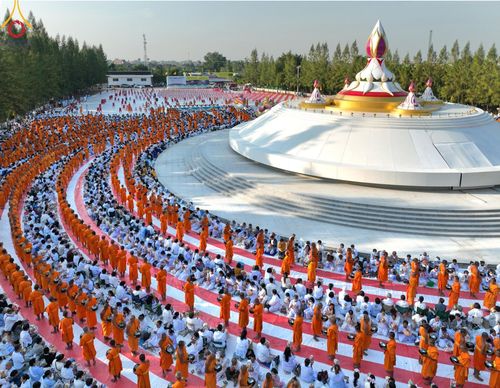 ภาพ No.193019:พิธีตักบาตรพระธรรมยาตรา ณ อนุสรณ์สถานคลองบางนางแท่น อ.สามพราน จ.นครปฐม ในโครงการธรรมยาตรา กตัญญูบูชา มหาปูชนียาจารย์ พระมงคลเทพมุนี(สด จนฺทสโร) พระผู้ปราบมาร อนุสรณ์สถาน 7 แห่ง ปีที่ 13 วันที่ 11 มกราคม พ.ศ.2568