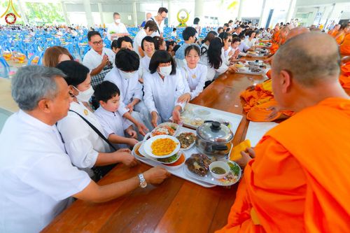 ภาพ No.157730:พิธีถวายภัตตาหารเมนูสวรรค์ ในพรรษาแห่งการเข้าถึงธรรม วันเสาร์ที่ 28 กันยายน พ.ศ. 2567 ณ หอฉันคุณยายอาจารย์ฯ วัดพระธรรมกาย
