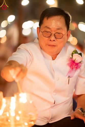 ภาพ No.107179:พิธีจุดประทีปถวายเป็นพุทธบูชา และบูชาธรรมมหาปูชนียาจารย์ ในโครงการธรรมยาตรากตัญญูบูชา มหาปูชนียาจารย์ พระมงคลเทพมุนี(สด จนฺทสโร) พระผู้ปราบมาร  อนุสรณ์สถาน 7 แห่ง ปีที่ 12  วันที่ 6 มกราคม พ.ศ. 2567 ณ อนุสรณ์สถานมหาวิหารพระมงคลเทพมุนี อ.สองพี่น้อง จ.สุพร