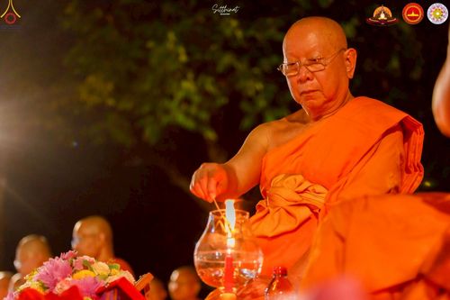 ภาพ No.224540:วันจันทร์ที่ 12 พฤษภาคม พ.ศ. 2568  ชาวพุทธในอินโดนีเซีย ร่วมฉลองวิสาขบูชาจุดประทีปกว่า 200,000 ดวง ณ พระมหาเจดีย์บรมพุทโธ  เจริญพุทธมนต์ถวาย “พระวชิรเกล้าเจ้าอยู่หัว”