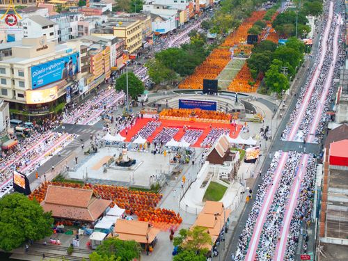ภาพ No.126105:พิธีทำบุญเมืองนครราชสีมา ฉลอง 556 ปี ตักบาตรพระ 10,000 รูป ในวันเสาร์ที่ 2 มีนาคม พ.ศ.2567 ณ อนุสาวรีย์ท้าวสุรนารี จ.นครราชสีมา จัดโดย คณะสงฆ์จังหวัดนครราชสีมา ร่วมกับสำนักงานจังหวัดนครราชสีมา