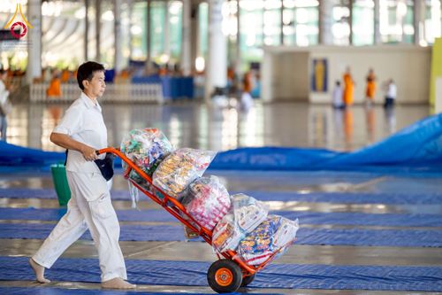 ภาพ No.277057:วันอาทิตย์ที่ 7 ธันวาคม พ.ศ. 2568 พิธีตักบาตรอาทิตย์ต้นเดือน ณ บ้านแก้วเรือนทองคุณยายฯ วัดพระธรรมกาย