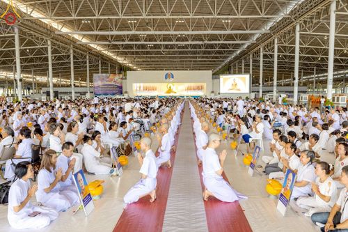 ภาพ No.215013:วันเสาร์ที่ 5 เมษายน พ.ศ. 2568 พิธีเวียนประทักษิณรอบพระมหาธรรมกายเจดีย์  พิธีวันทาเจดีย์ พิธีขอขมาและมอบผ้าไตร ในโครงการบรรพชาสามเณรฟื้นฟูพระพุทธศาสนาทั่วไทย , โครงการหน่อแก้วเปรียญธรรม รุ่นที่ 13 ,  โครงการสามเณรยุวธรรมทายาท รุ่นที่ 33 , โครงการสามเณรมั