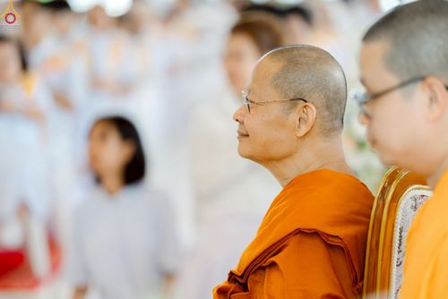 ภาพ No.239455:วันอาทิตย์ที่ 17 สิงหาคม พ.ศ. 2568 พิธีกดปุ่มอัญเชิญรูปเหมือน พระมงคลเทพมุนี (สด จันทสโร)  ณ มหาวิหารแก้วพระมงคลเทพมุนี  ศูนย์ปฏิบัติธรรมแก้วเมืองเลย