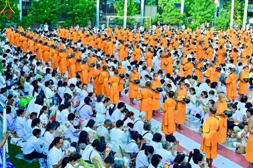 ภาพ No.116102:พิธีตักบาตรพระธรรมยาตรา ณ อนุสรณ์สถานลำดับที่ 4 สถานที่เกิดด้วยกายธรรม วัดโบสถ์(บน) จ.นนทบุรี วันที่ 21 มกราคม พ.ศ. 2567