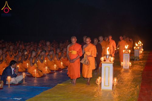 ภาพ No.132420:พิธีจุดโคมประทีปถวายเป็นพุทธบูชา ในโครงการบรรพชา 1,250 รูป ณ แดนประสูติ สวนลุมพินี ประเทศเนปาล วันที่ 17 มีนาคม พ.ศ. 2567