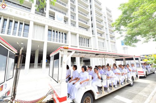 ภาพ No.242784:วันที่ 29-31 สิงหาคม พ.ศ. 2568 องค์กรภาคีเครือข่าย “บวร” (บ้าน-วัด-โรงเรียน-ราชการ) อ.คลองหลวง จัดบวชอุบาสิกาแก้ว ถวายพระราชกุศลแด่สมเด็จพระพันปีหลวง - กตัญญูบูชาแด่ผู้มีพระคุณ