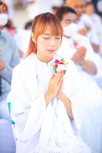 ภาพ No.201089:พิธีตักบาตรพระธรรมยาตรา ณ อนุสรณ์สถานลำดับที่ 5 สถานที่เผยแผ่วิชชาธรรมกายครั้งแรก อนุสรณ์สถานบางปลา วัดบางปลา อำเภอบางเลน จังหวัดนครปฐม ในโครงการธรรมยาตรา กตัญญูบูชา มหาปูชนียาจารย์ พระมงคลเทพมุนี(สด จนฺทสโร) พระผู้ปราบมาร อนุสรณ์สถาน 7 แห่ง ปีที่ 13