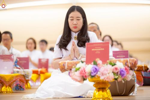 ภาพ No.228381:วันอาทิตย์ที่ 8 มิถุนายน พ.ศ. 2568 พิธีถวายทุนสนับสนุนพระไตรปิฎกฉบับธรรมชัย และอนุรักษ์คัมภีร์โบราณ ณ ห้องแก้วสารพัดนึก 2 วัดพระธรรมกาย