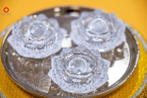 ภาพ No.160863:พิธีเจริญพระพุทธมนต์ และปิดแผ่นทองรูปเหมือน พระเดชพระคุณพระมงคลเทพมุนี (สด จนฺทสโร) พระผู้ปราบมาร จำนวน 3 องค์ วันเสาร์ที่ 5 ตุลาคม พ.ศ. 2567 ณ อาคารปลูกศรัทธา 2 (ชานชลาเดิม) วัดพระธรรมกาย อ.คลองหลวง จ.ปทุมธานี