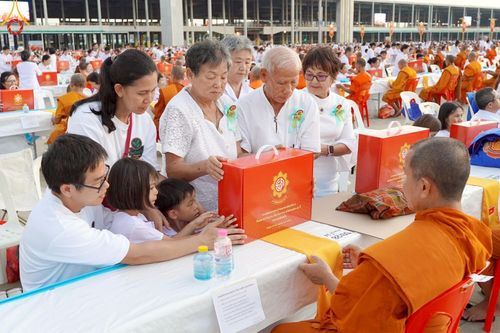 ภาพ No.219641:วันอังคารที่ 22 เมษายน พ.ศ. 2568 พิธีถวายมหาสังฆทานคณะสงฆ์ 40,000 กว่าวัดทั่วประเทศ เนื่องในวันคุ้มครองโลก ณ วัดพระธรรมกาย จ.ปทุมธานี