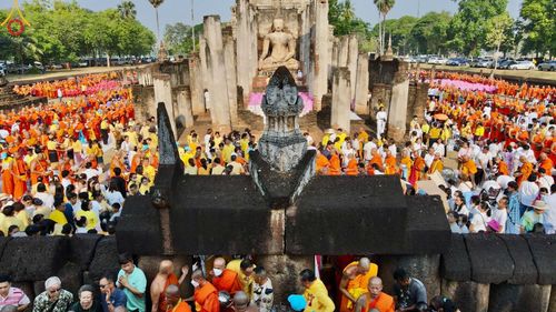 ภาพ No.58754:พิธีตักบาตรพระ ๑,๐๐๐ รูป สมโภชครบรอบ ๘๐๐ ปี พระบรมธาตุเมืองเชลียง ณ วัดพระศรีรัตนมหาธาตุ ราชวรวิหาร  (วัดพระปรางค์) ต.ศรีสัชนาลัย  อ.ศรีสัชนาลัย จ.สุโขทัย วันพฤหัสบดีที่ ๒๕ เมษายน พ.ศ. ๒๕๖๗