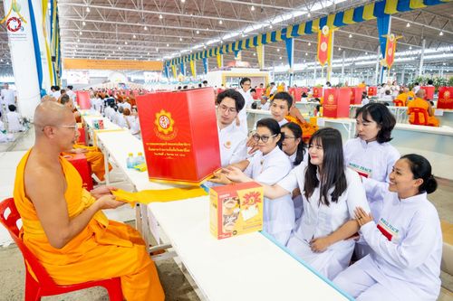 ภาพ No.147115:พิธีมุทิตาสักการะพระภิกษุ ผู้สอบได้เปรียญธรรม 9 ประโยคระดับโลกปีที่ 36, พิธีมอบโล่เกียรติยศและทุนการศึกษา สำนักเรียนบาลีดีเด่นทั่วประเทศ, พิธีถวายมหาสังฆทานคณะสงฆ์ 2,000 กว่าวัด ทั่วประเทศ ปีที่ 24, พิธีถวายไทยธรรมคณะสงฆ์ 323 วัด 4 จังหวัดชายแดนภาคใต้