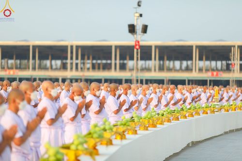 ภาพ No.101484:พิธีเวียนประทักษิณ, พิธีวันทาเจดีย์, พิธีขอขมาและมอบผ้าไตร ในโครงการอุปสมบทหมู่ รุ่นบูชาธรรมมหาปูชนียาจารย์ ณ วัดพระธรรมกาย ในวันที่ 9 ธันวาคม พ.ศ. 2566