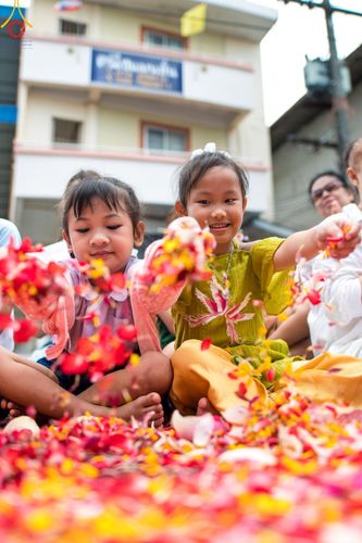 ภาพ No.128259:พิธีอัญเชิญพระบรมสารีริกธาตุ " ใจกลางเมืองนครหาดใหญ่ " เพื่อประดิษฐาน ณ มหารัตนเจดีย์สิริปทุมสวรรค์ (เจดีย์อริยพุทธะ 5 พระองค์) ศูนย์ปฏิบัติธรรมภาคใต้ อ.บางกล่ำ จ.สงขลา  วันที่ 9 มีนาคม พ.ศ.2567 (ชุดที่ 1)