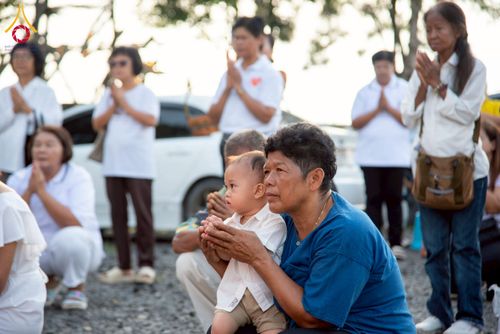 ภาพ No.217998:วันศุกร์ที่ 11 เมษายน พ.ศ. 2568 พระและสามเณร 99 รูป จากศูนย์ปฏิบัติธรรมระยอง(บ้านช่องลม) บิณฑบาต ณ ทุ่งปอเทือง ต.บางบุตร อ.บ้านค่าย จ.ระยอง เพื่อเป็นการฝึกสามเณรภาคฤดูร้อน ผ่านกิจวัตรบิณฑบาตในพื้นที่ชุมชน