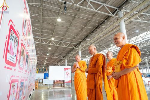 ภาพ No.60379:การต้อนรับพระสังฆาธิการ 10,000 กว่าวัดทั่วประเทศ พิธีมอบปัจจัยช่วยเหลือครู 4 จังหวัดชายแดนภาคใต้ พิธีปฏิบัติธรรม ในวันคุ้มครองโลก วันจันทร์ที่ 22 เมษายน พ.ศ.2567 ณ วัดพระธรรมกาย จ.ปทุมธานี