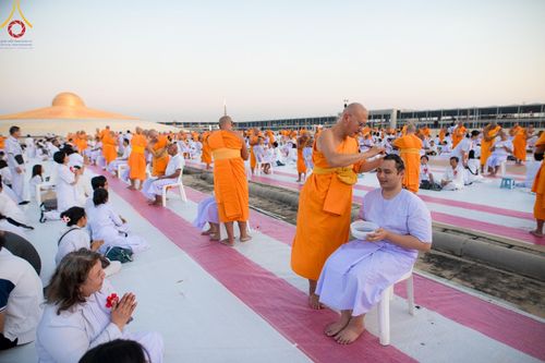 ภาพ No.180058:พิธีปลงผมนาคธรรมทายาท ในโครงการอุปสมบทหมู่ บูชาธรรมมหาปูชนียาจารย์ (ศูนย์อบรมวัดพระธรรมกาย) วันที่ 1 ธันวาคม พ.ศ. 2567 ณ ลานธรรมหารัตนวิหารคด วัดพระธรรมกาย จ.ปทุมธานี