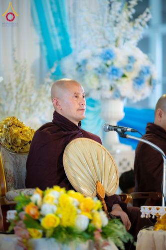 ภาพ No.143738:พิธีถวายผ้าไตร, สวดธรรมจักร, ปฏิบัติธรรม และฟังแสดงพระธรรมเทศนา ภาษาเมียนมา โดยมีสาธุชนชาวเมียนมากว่า 4,000 คน เข้าร่วมพิธี ณ มหารัตนวิหารคด วัดพระธรรมกาย วันอาทิตย์ที่ 7 กรกฎาคม พ.ศ. 2567