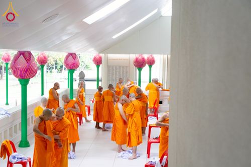 ภาพ No.256251:วันที่ 4 ตุลาคม พ.ศ. 2568 พิธีบรรพชาอุปสมบท  โครงการอุปสมบทหมู่บูชาธรรม 141 ปี  พระมงคลเทพมุนี (สด จนฺทสโร) ณ โบสถ์พระไตรปิฏก วัดพระธรรมกาย จ.ปทุมธานี