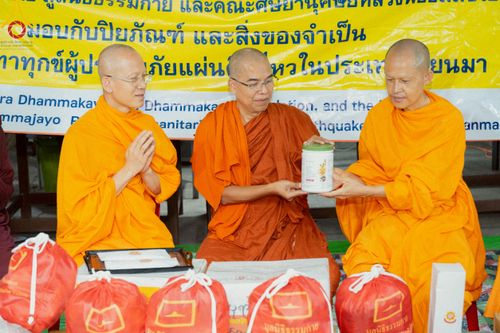 ภาพ No.220366:วันที่ 17 เมษายน พ.ศ. 2568 ผู้แทนวัดพระธรรมกาย ลงพื้นที่เยียวยา ซับน้ำตาเหยื่อแผ่นดินไหวมัณฑะเลย์