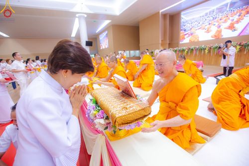 ภาพ No.138863:พิธีถวายกองทุนสนับสนุน การสร้างพระไตรปิฎกฉบับธรรมชัย และอนุรักษ์คัมภีร์ใบลาน น้อมบูชาธรรมหลวงพ่อธัมมชโย 80 ปี ณ ห้องแก้วสารพัดนึก 2 วัดพระธรรมกาย วันเสาร์ที่ 1 มิถุนายน พศ. 2567