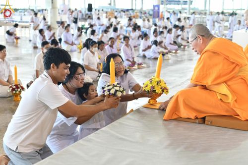 ภาพ No.143456:พิธีตักบาตร ข้าวสารอาหารแห้ง ณ บ้านแก้วเรือนทองคุณยายฯ และ พิธีบูชาข้าวพระ  ณ สภาธรรมกายสากล วัดพระธรรมกาย วันอาทิตย์ที่ 7 กรกฎาคม พ.ศ. 2567