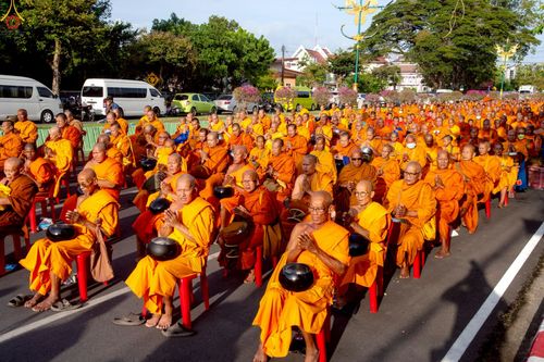 ภาพ No.235214:วันอาทิตย์ที่ 27 กรกฎาคม พ.ศ. 2568 พิธีตักบาตรพระ1,000 รูป ทำบุญเมืองพัทลุง ประธานสงฆ์ พระปริยัติวชิโรดม  เจ้าคณะจังหวัดพัทลุง ประธานฆราวาส นายรัฐศาสตร์ ชิดชู  ผู้ว่าราชการจังหวัดพัทลุง